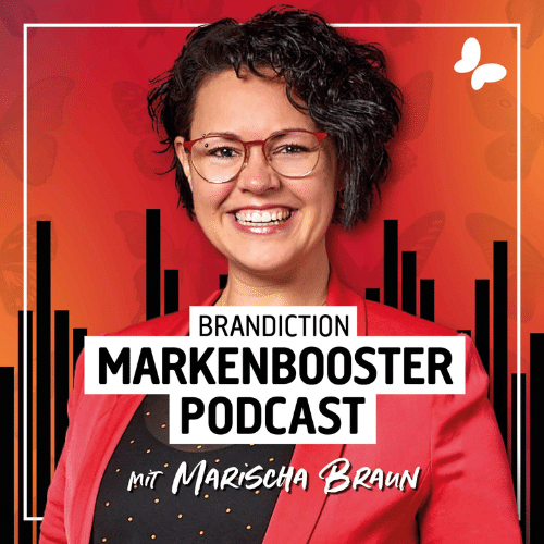 Marischa Braun lacht in rotem Blazer vor dem Markenbooster-Podcast-Cover mit Tonwellen und Schmetterling